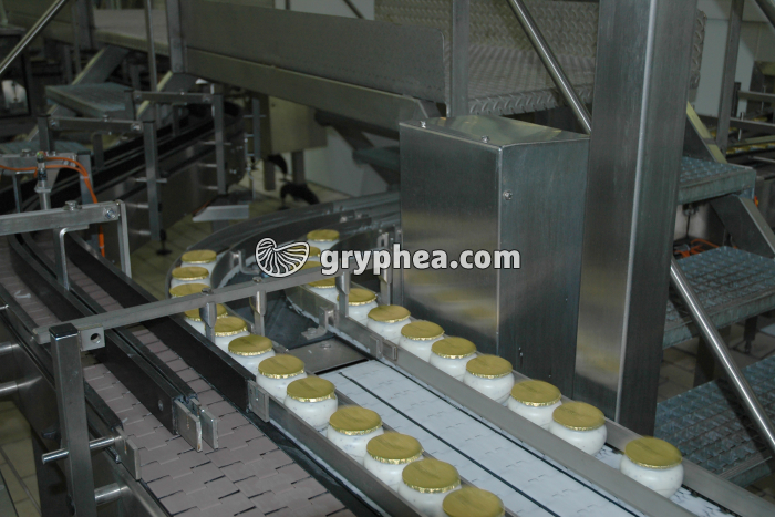 Fabrication des yaourts - Sortie des yaourts de la chaîne de remplissage - gryphea.org